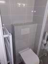 toilette suspendue dans une salle de bain moderne