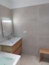 meuble vasque moderne dans une salle de bain élégante