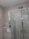 colonne de douche moderne avec robinetterie élégante