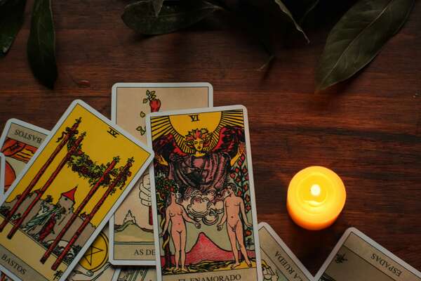 Maison Dieu, Pendu, Arcane sans nom... Comment interpréter un tirage de tarot "négatif" sans paniquer ?