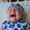 bébé souriant avec des parents attentifs