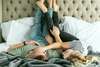 homme et femme sur un lit
