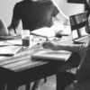 Professionnel parlant devant une caméra pour formation vidéo