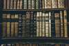 Bibliothèque remplie de livres