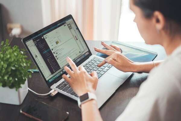 Stressé(e) et déconcentré(e) en télétravail ? Et si la sophrologie était la solution ?
