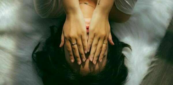 « Femmes cachées » dans une relation amoureuse.