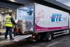 camion frigorifique en mouvement sur une route