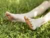 pieds massés par réflexologie pour soulager stress et maux