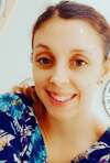 Femme souriante profitant de bien-être et nutrition équilibrée