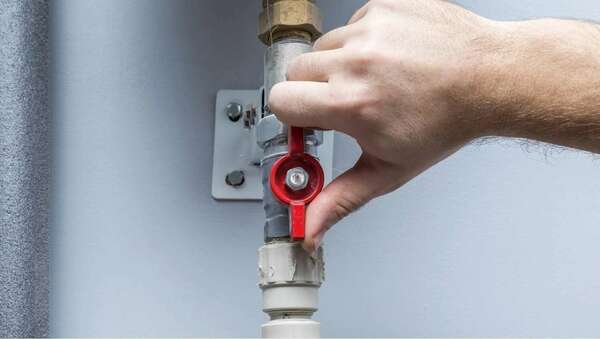 Vanne d'arrêt d'eau entrain d'être fermée