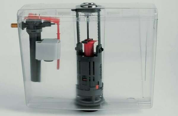 On voit un réservoir de WC transparent afin de montrer le mécanisme et le flotteur du WC