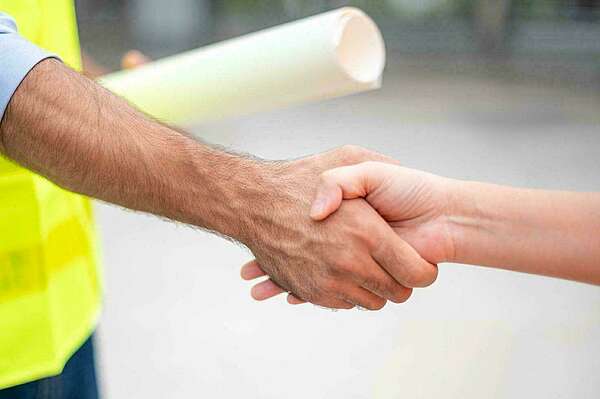 on voit une poignée de main avec un ouvrier