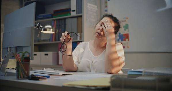 Stress chronique au travail et peur du jugement : dépasser l'anxiété de performance par l'hypnose