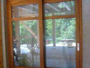 porte-fenetre-coulissante-en-bois-rouge-fabriquee-par-christian-marques-arti