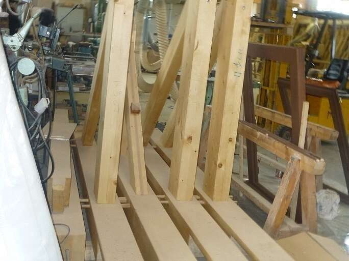 fabrication_de_consoles_avec_pointes_de_diamant_et_marqueterie_sur_le_bras_avec_chevilles_a_l_ancienne-p1050283