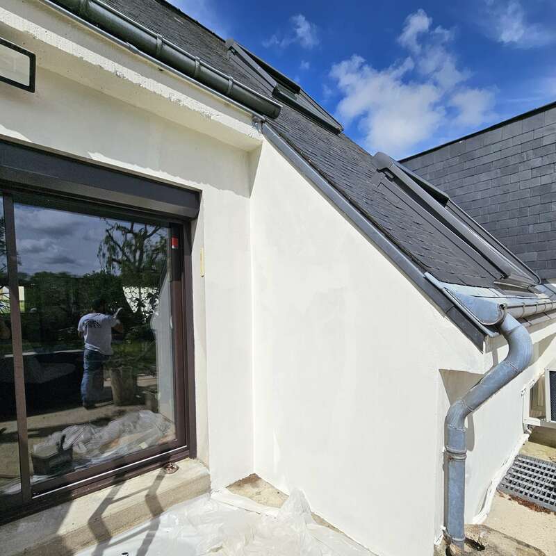 façade repeinte  blanche rénové par un artisan façadier 