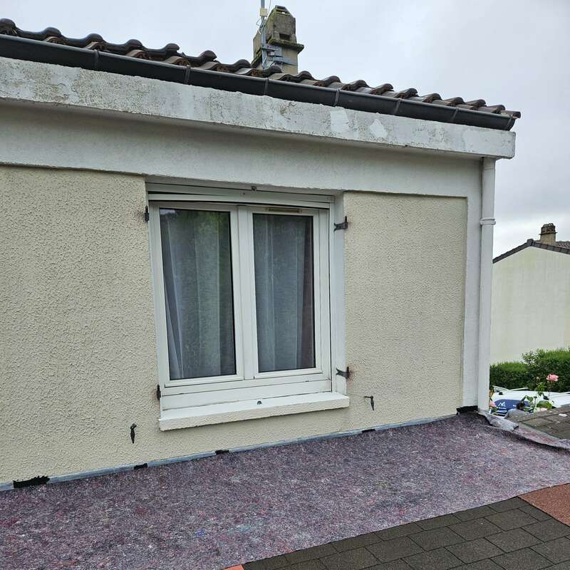 mure de façade noirci avec le temps et l'humidité