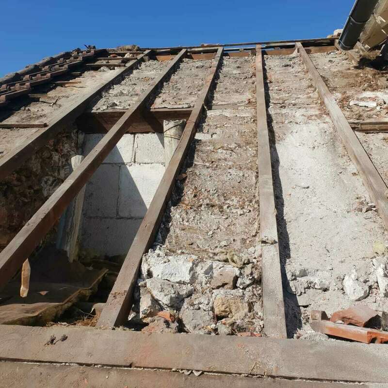 toiture extrêmement abîmé par le temps 