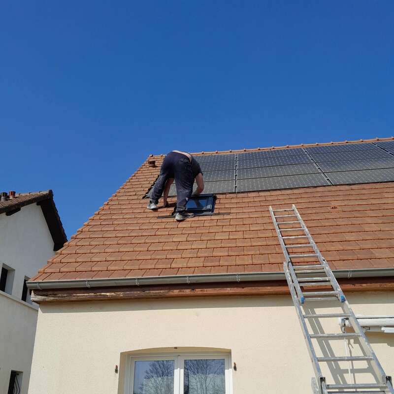 rénovation compléte de la toiture, pose de panneau solaire et velux 