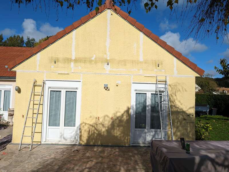 façade de maison jaunis par le temps