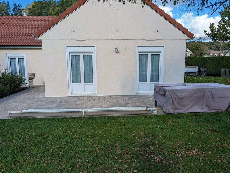 ravalement de façade terminé. Le mur est blanc, l'artisan a retiré toutes les traces jaunes sur le mur 