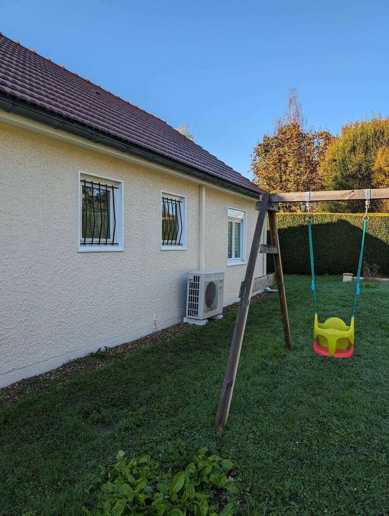 façade de maison entièrement rénové et nettoyer par un artisan couvreur