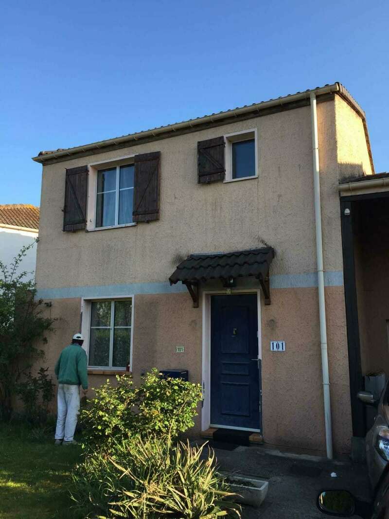 façade avant de maison à nettoyer