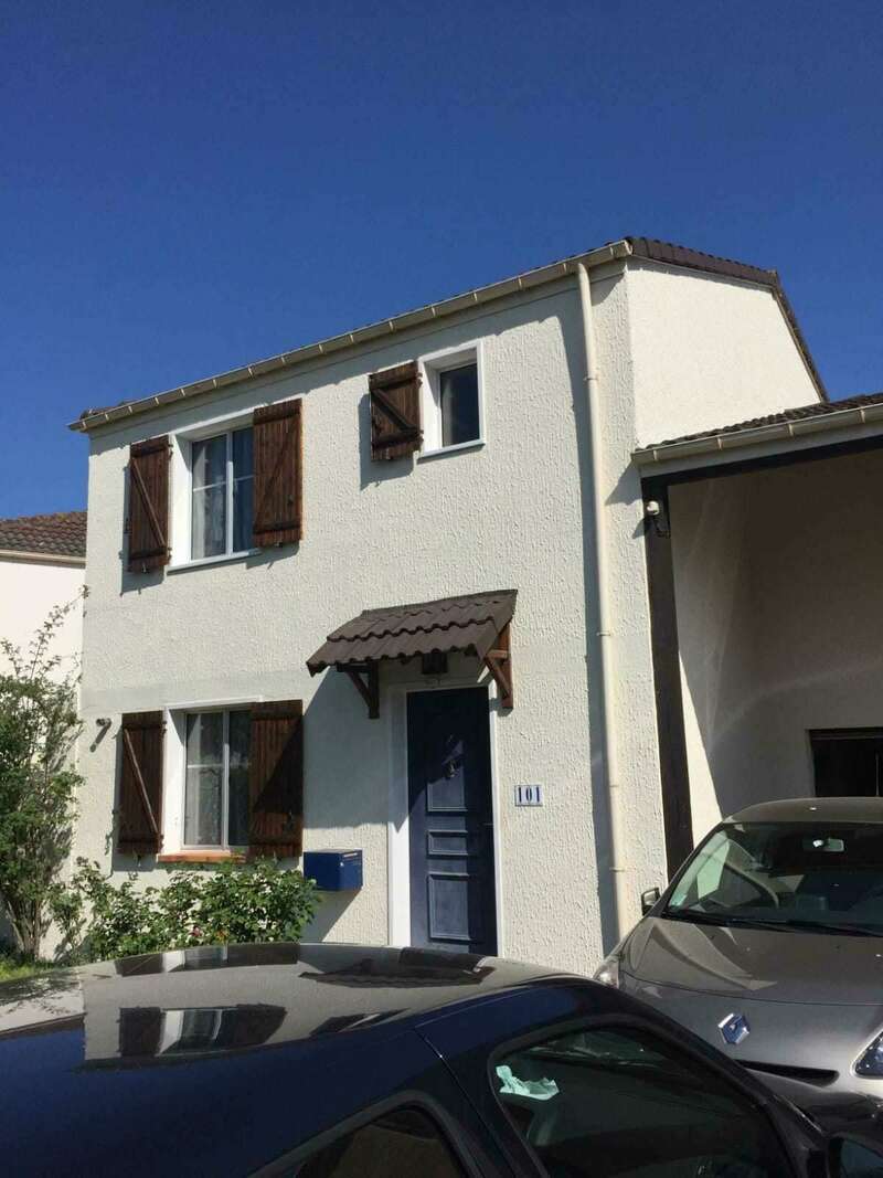 ravalement de façade avant d'une maison entièrement nettoyer