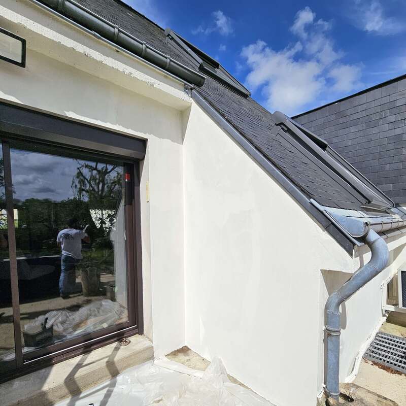 façade repeinte  blanche rénové par un artisan façadier 