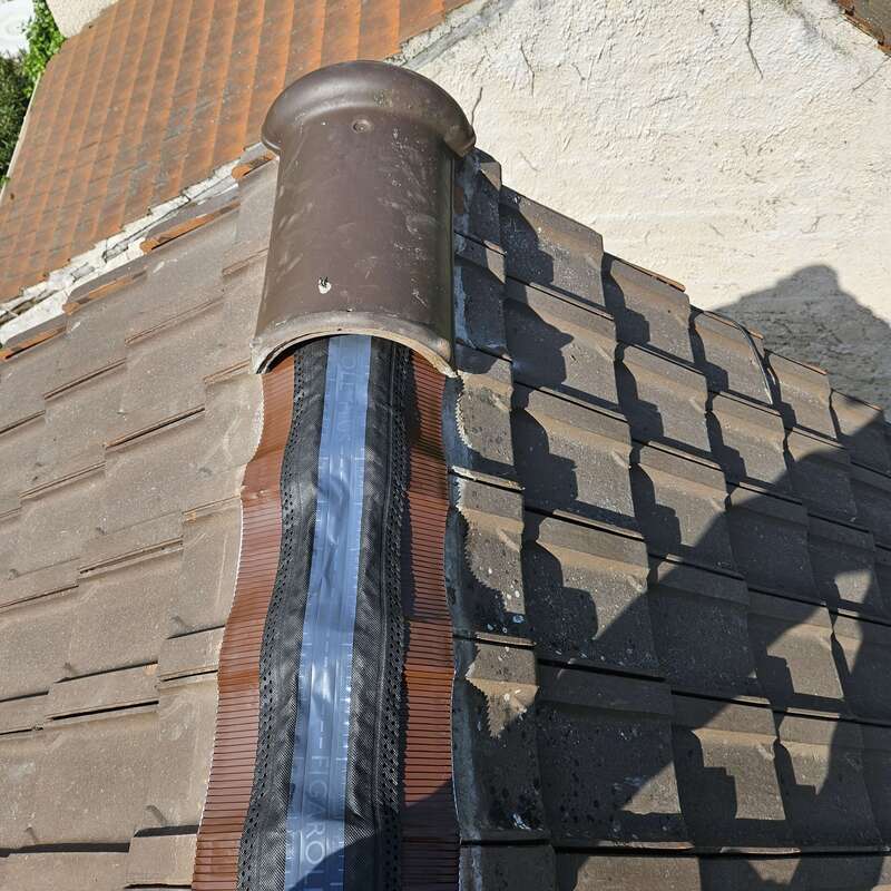 mise en place du faitage toiture par un artisan 