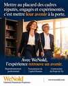 Personnes actives dans un bureau moderne avec escalier métallique