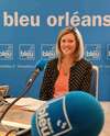 amélie leclaire en tenue d'infirmière avec un sourire rassurant, entourée de légumes frais et de fruits colorés, symbolisant la nutrition et le bien-être