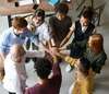 groupe solidaire main dans la main soutien contre solitude