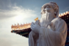 Statue représentant Confucius en méditation, apaisé, dans la compassion et le pardon
