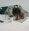 Personne à son bureau en dépression, burn-out