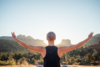 Personne heureuse dans la nature, suivant sa guidance intérieure