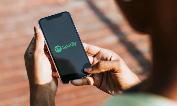 "Ça génère moins de valeur qu’un CD" : rémunération, IA... Les artistes grands perdants de la révolution du streaming