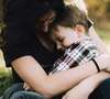 Chenille rouge noir sur fleur blanche coaching parental