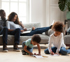 Enfants en atelier éducatif autour d'une table rose