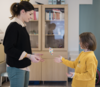Séance d'intégration motrice enfant avec ballon de gym