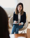 Femme en consultation note sur tablette dans bureau lumineux