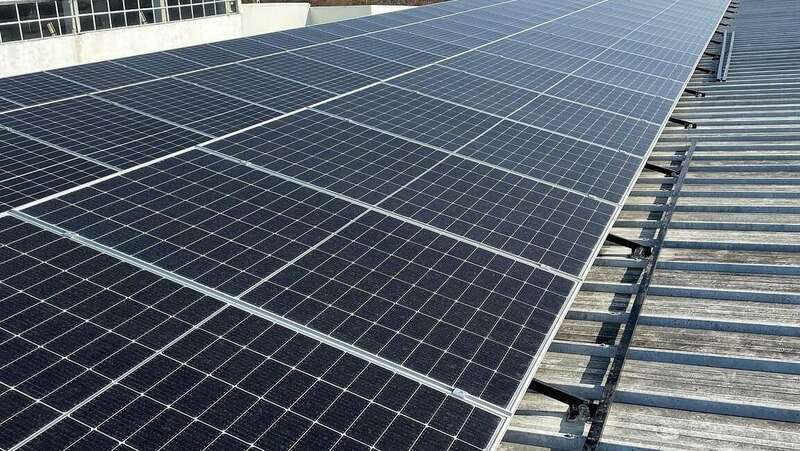 Sur toiture inclinée en bac acier