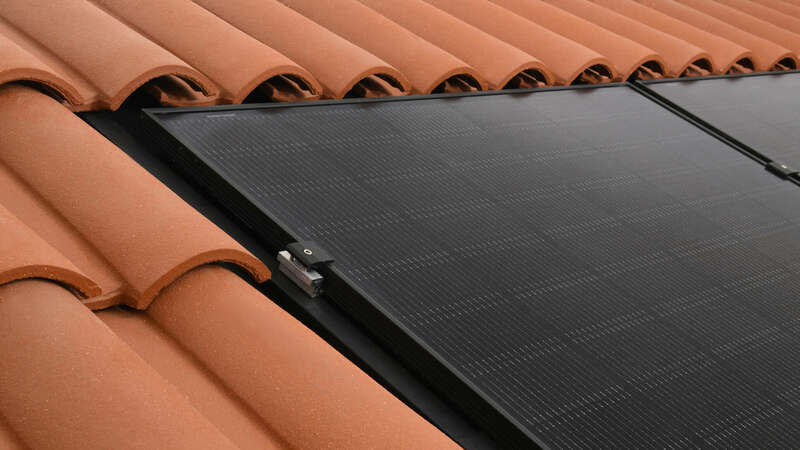 Sur toiture inclinée terre cuite