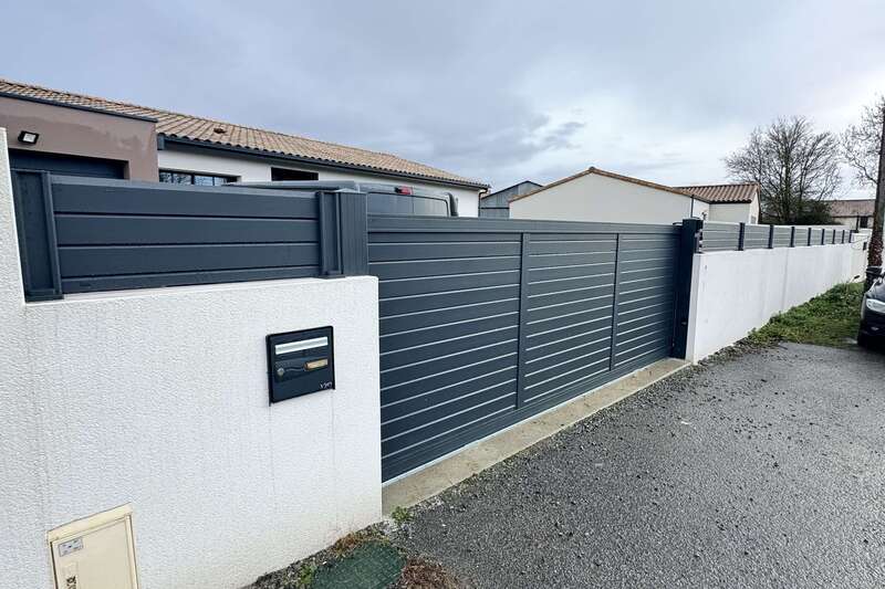 Pose de portails aluminium  et portes de garage sectionnel sur Niort et les alentours