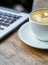 café torréfié fraîchement moulu dans une machine professionnelle