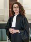 avocat guidant un client à travers un labyrinthe juridique