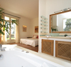 Chambre d'hôtel minimaliste lits superposés décor violet foncé