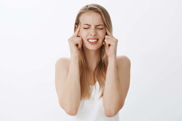 Mâchoire serrée, cervicales bloquées : et si votre corps exprimait votre besoin de tout contrôler ?