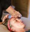 mains posées sur le corps pendant un soin reiki