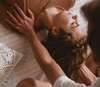 mains massant une peau avec des terminaisons nerveuses visibles, ambiance cocooning